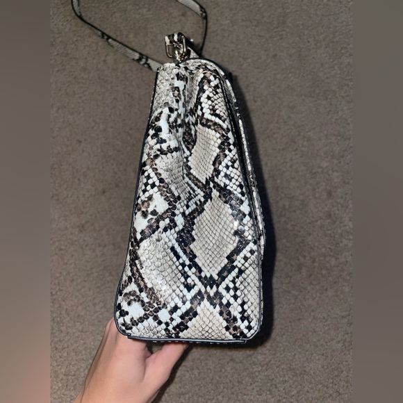 faux snakeskin Guess satchel purse - Picture 8 of 13